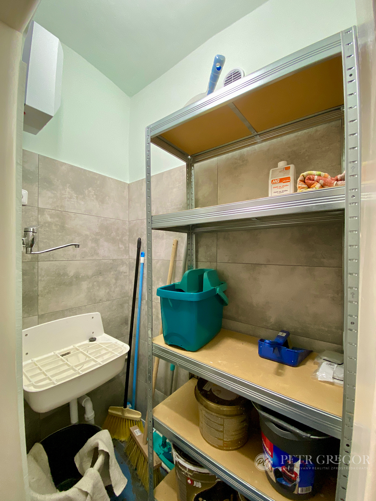 úklidová místnost na chodbě domu