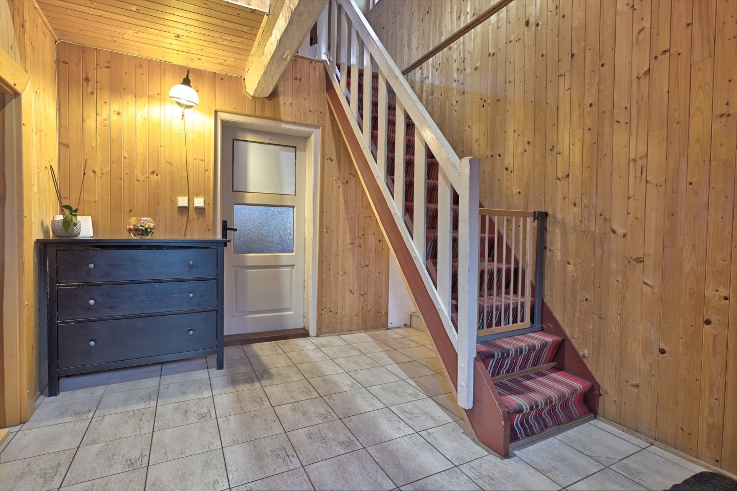 předsíň se schodištěm