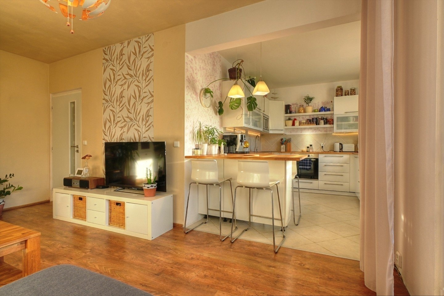 obývací pokoj s kuchyňským koutem