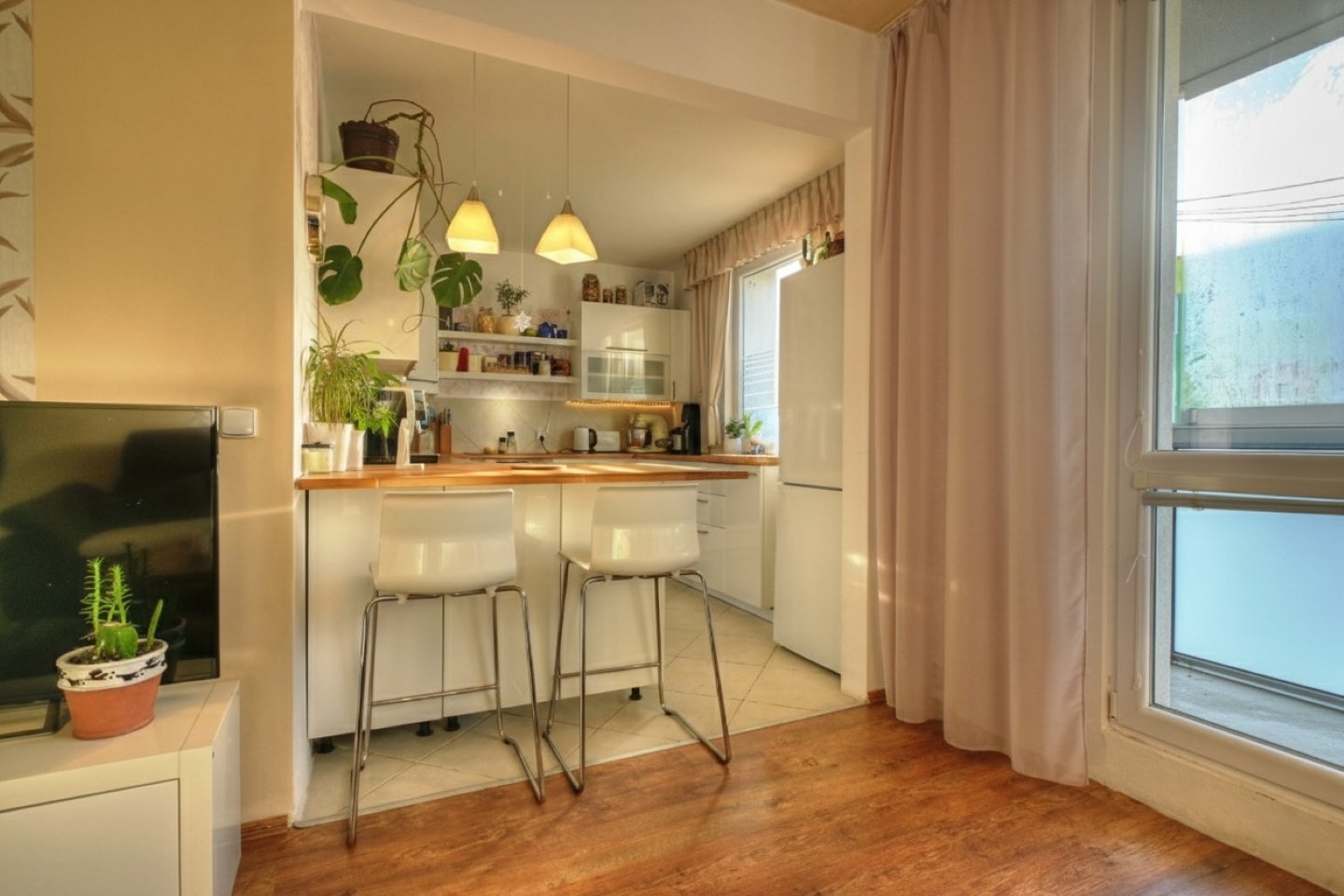 obývací pokoj s kuchyňským koutem