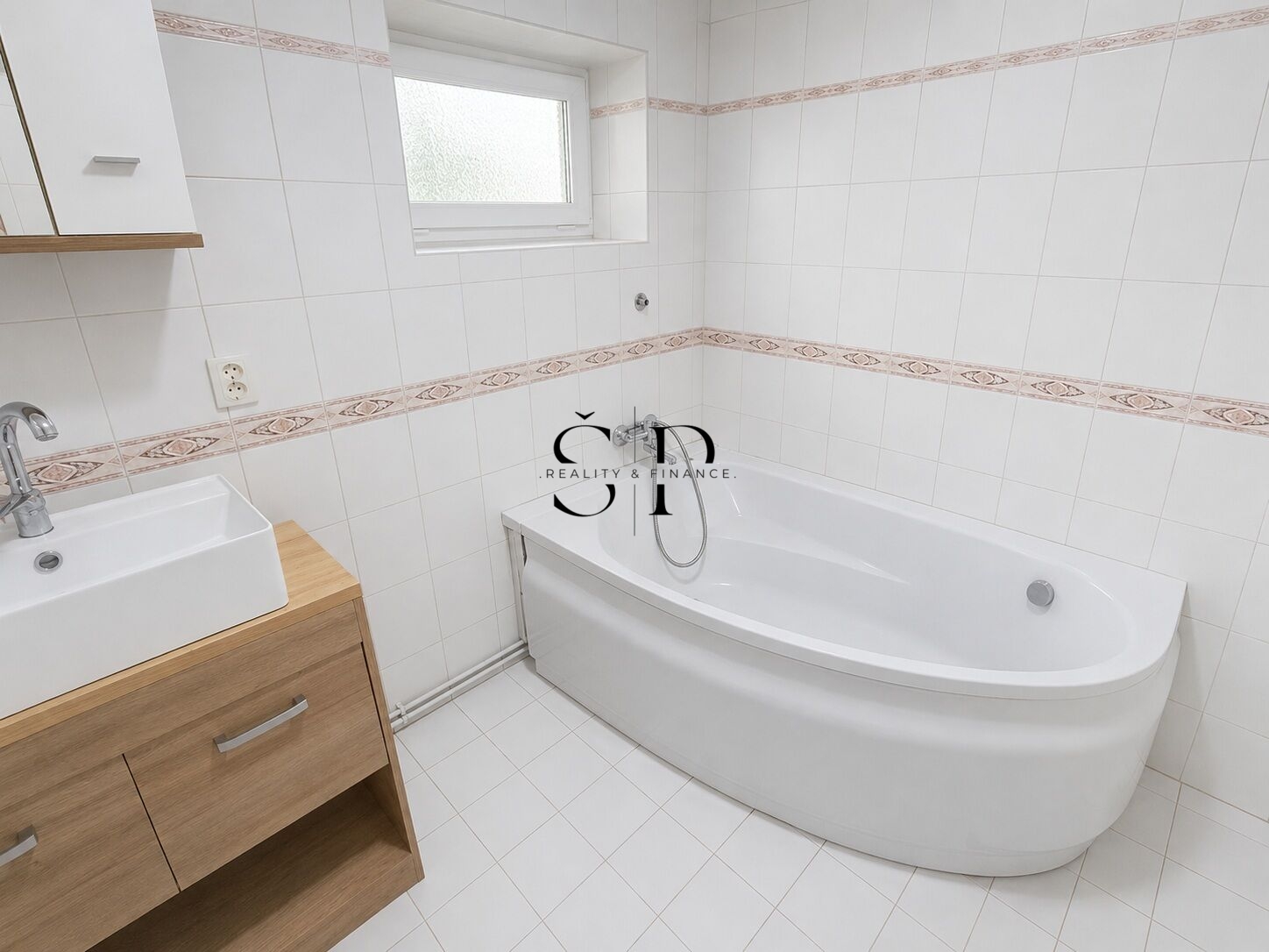 House, 300 m², land 2218 m²