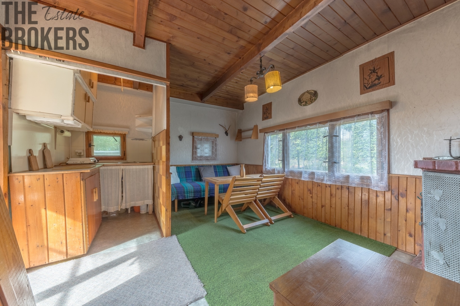 pohled na obývací pokoj a kuchyňku