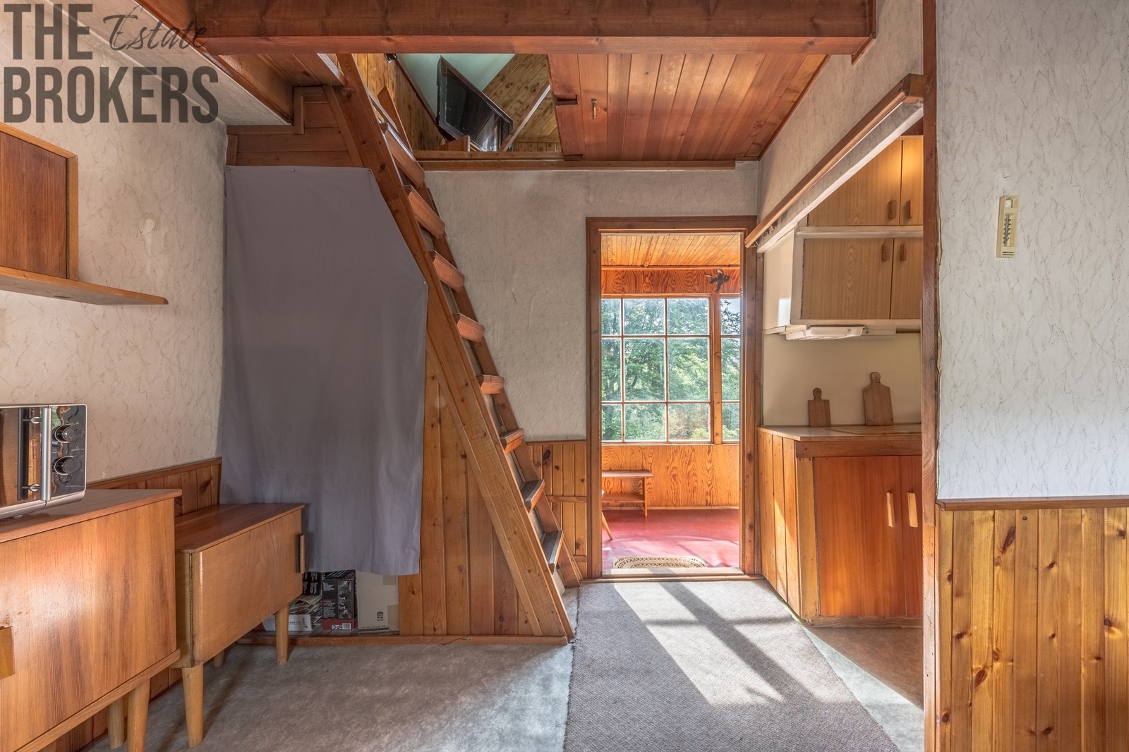 vstup do 1 patra do ložnic