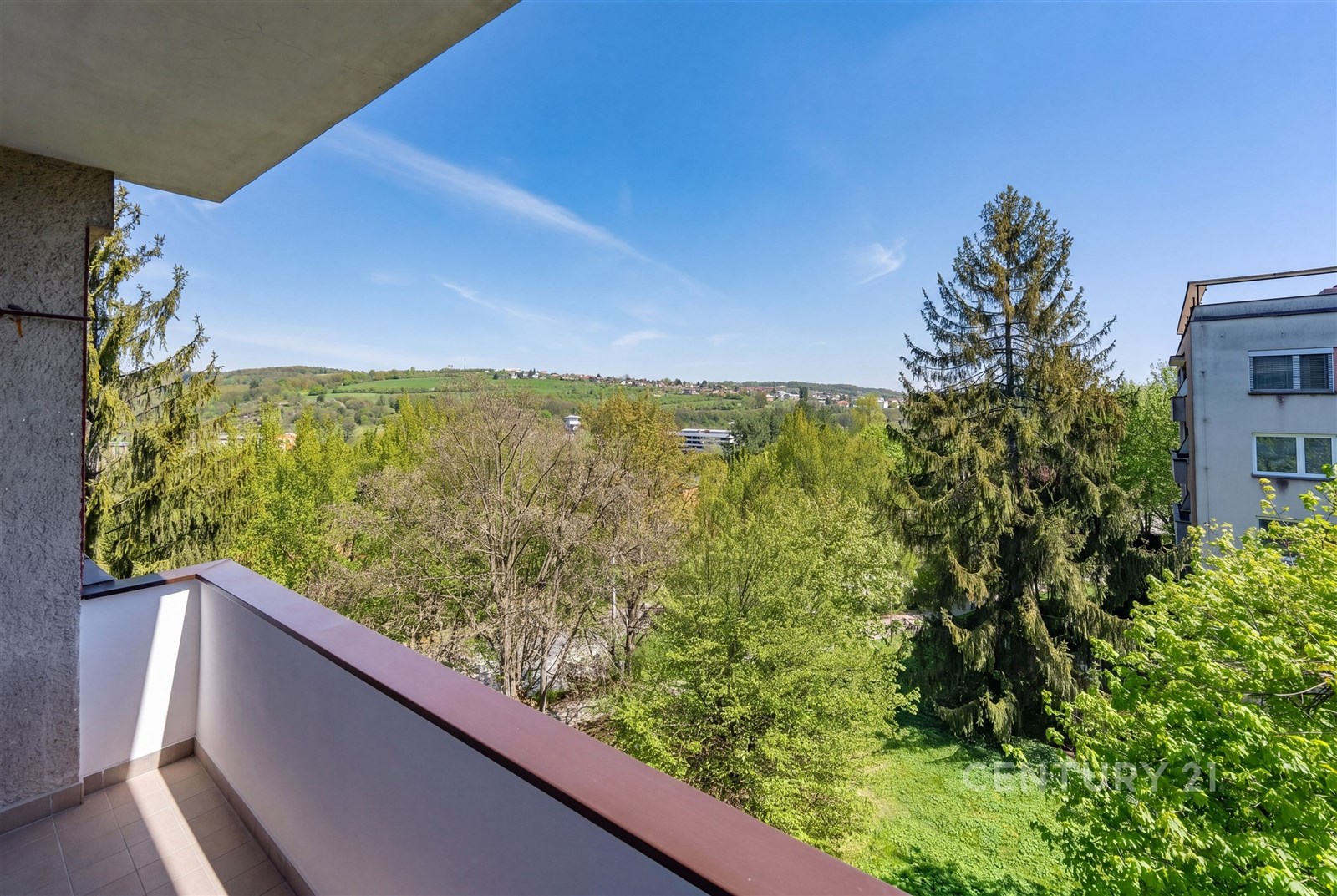 Balkon s výhledem na zeleň, moderní dlažba, klidná