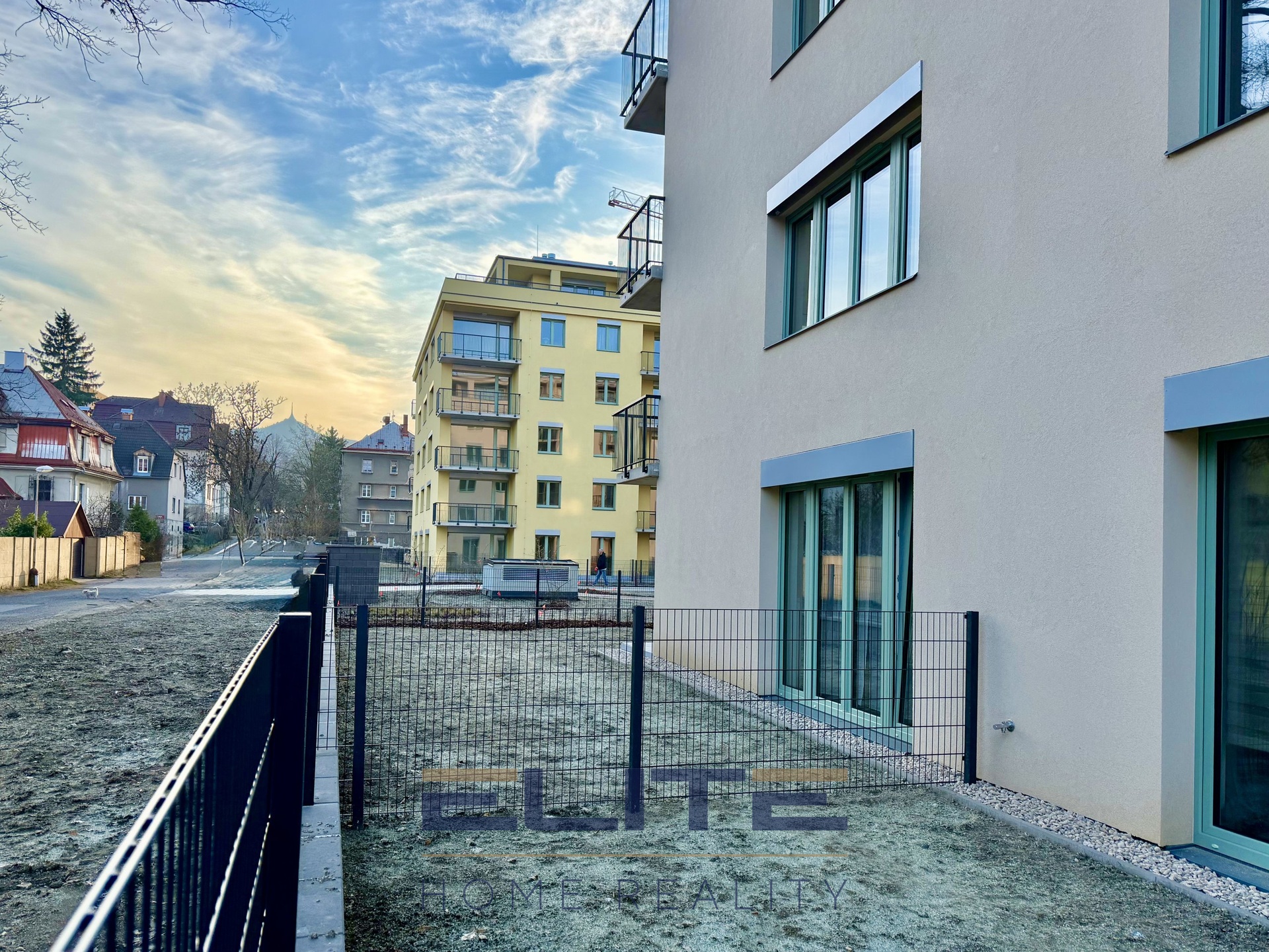 FFD7ADDC-49BE-44F7-8DDB-418B021D2046_1_201_a