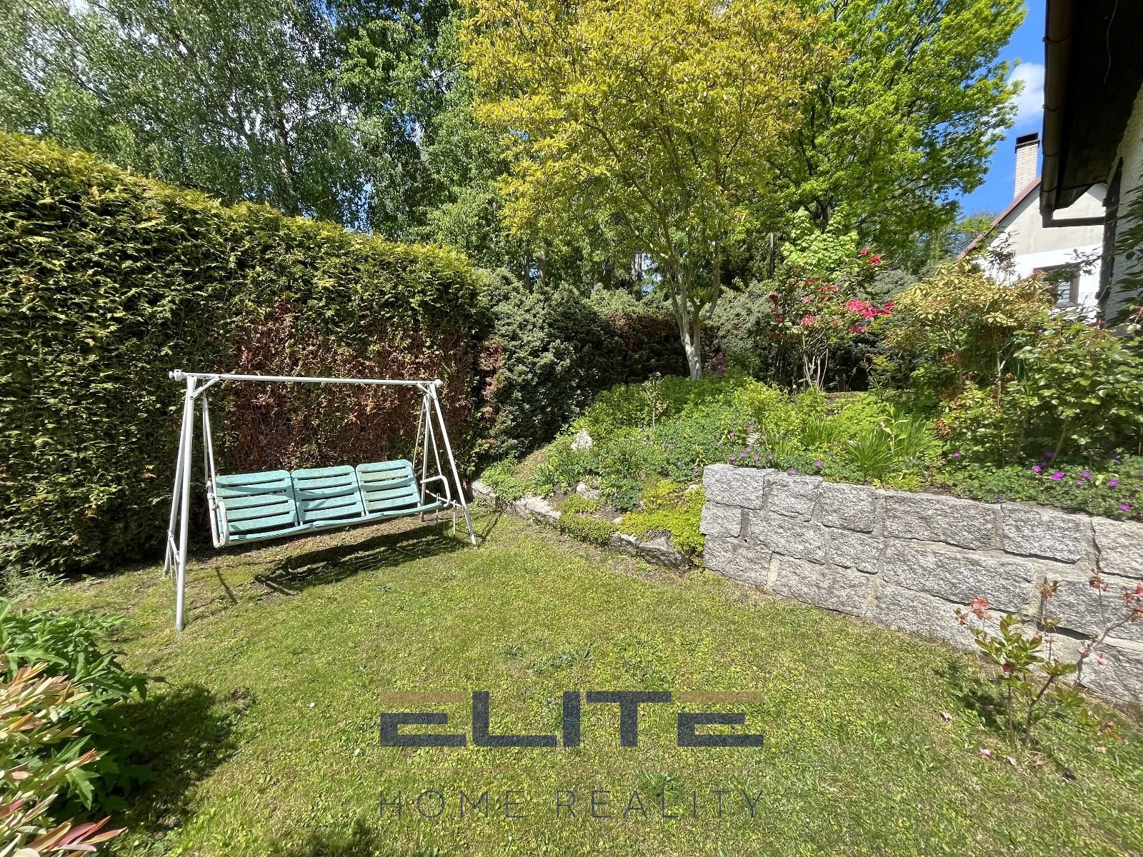 N00027_zahrada_houpačka