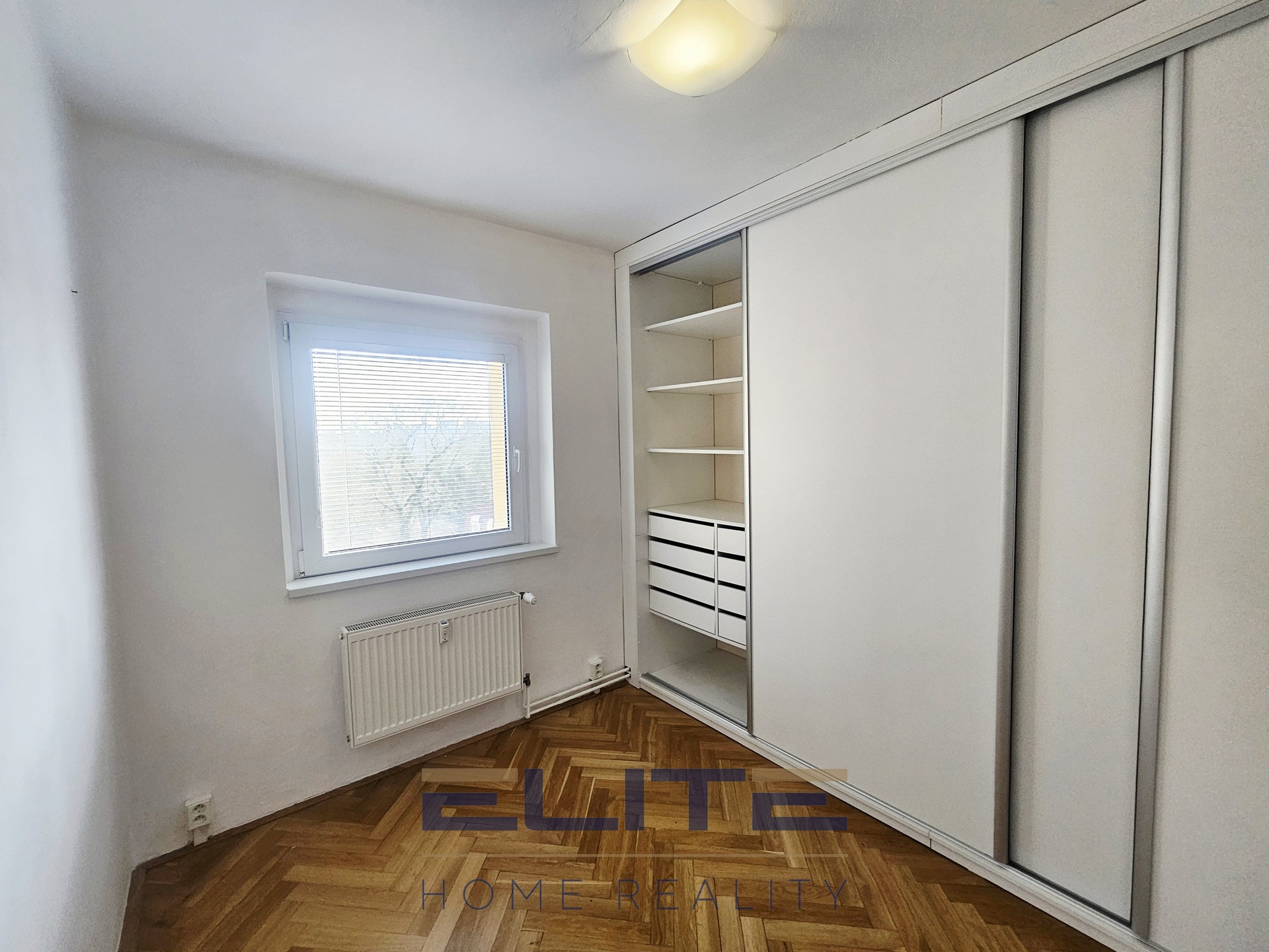 Pokoj s vest.skříní