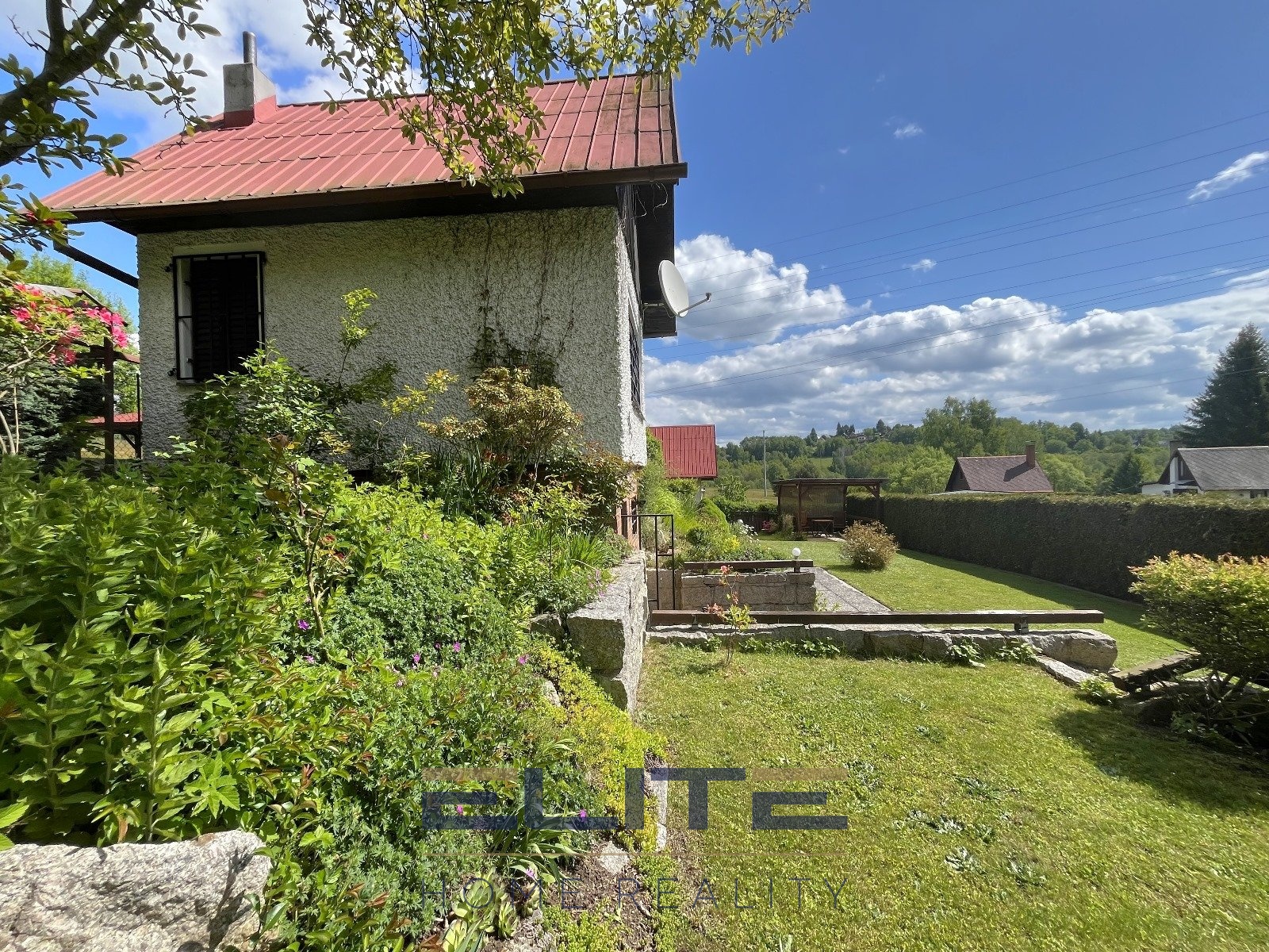 N00027_zahrada_z houpačky