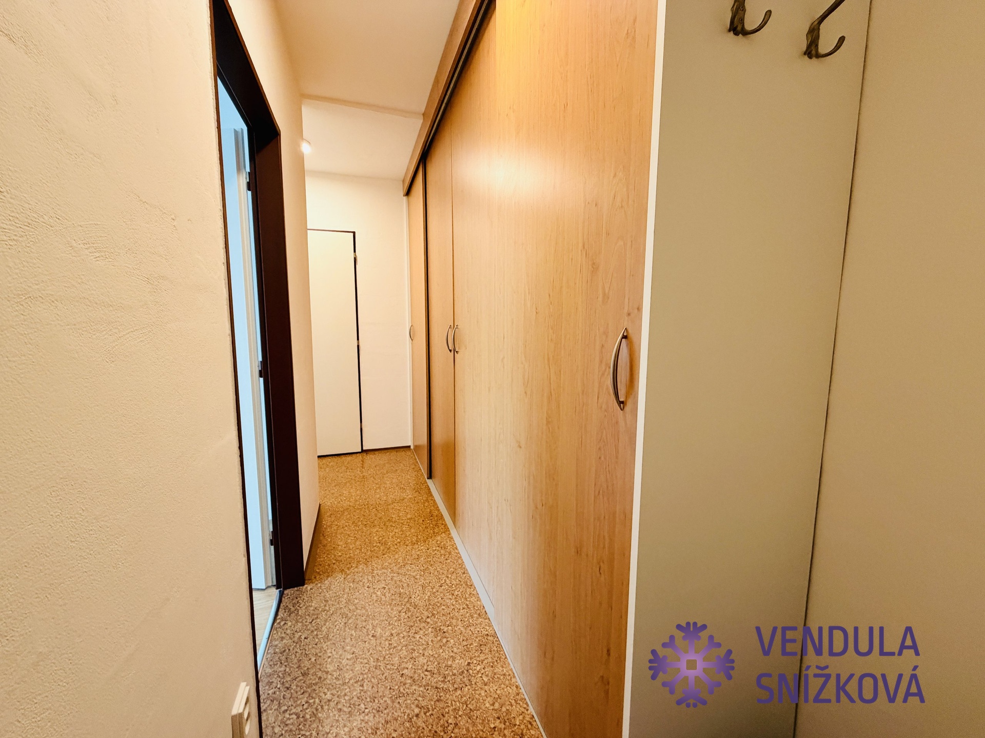 chodba s vestavnou skříní