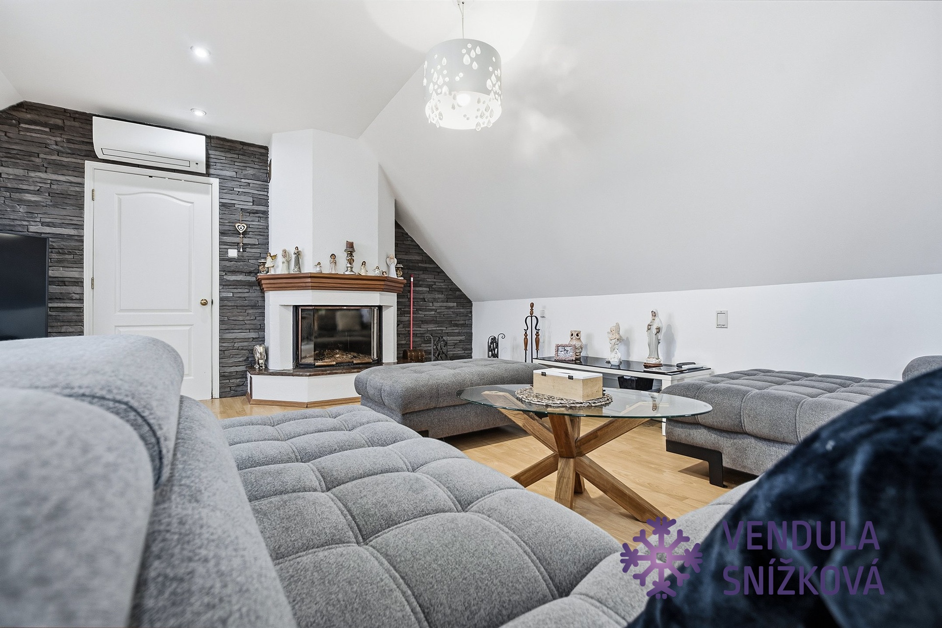 obývací pokoj s krbem - podkroví