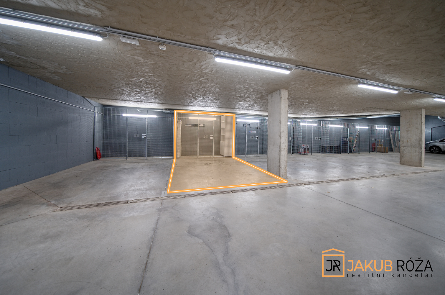 Parkovací stání s úložným boxem