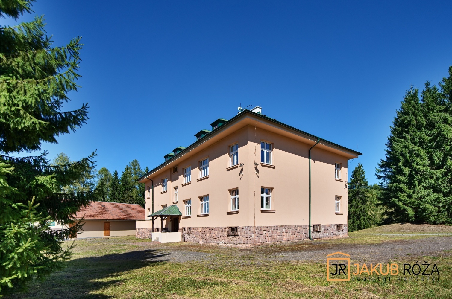 Pohled na hlavní budovu