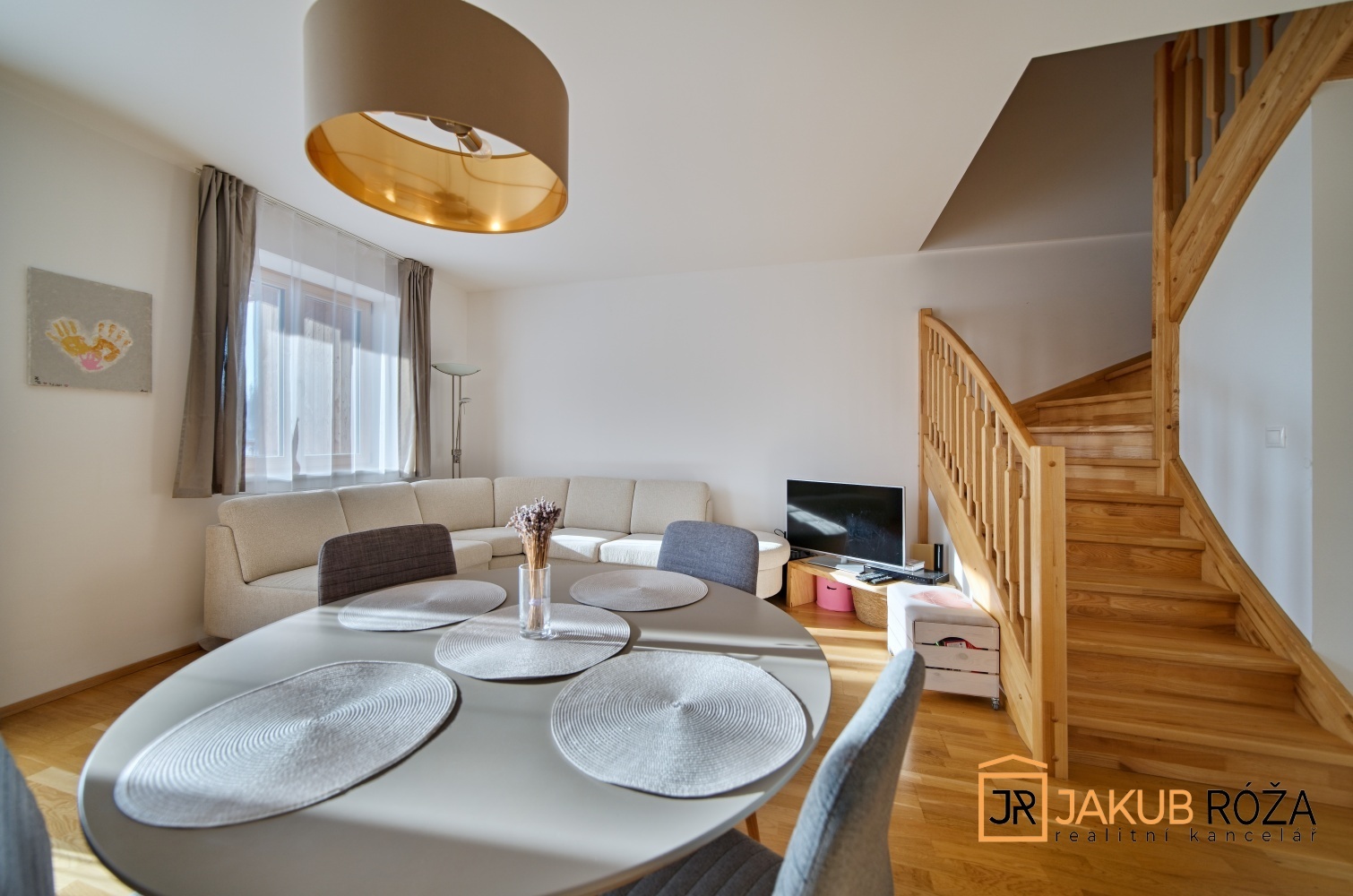 Obývací pokoj s kuchyňským koutem