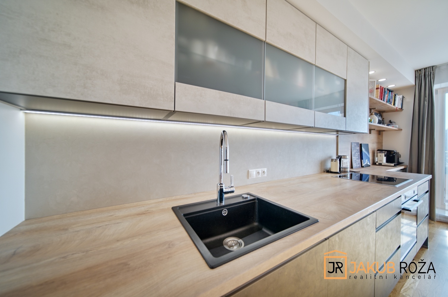 Obývací pokoj s kuchyňským koutem