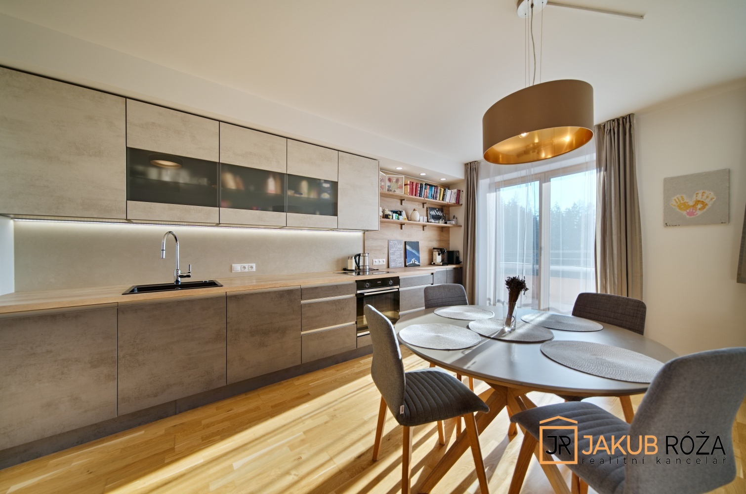 Obývací pokoj s kuchyňským koutem