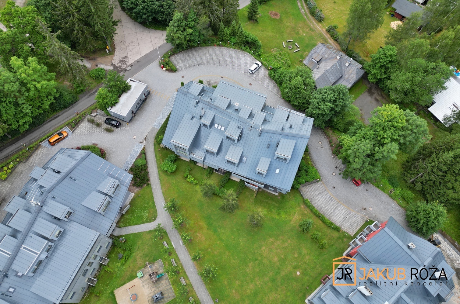 Pohled na areál a dům