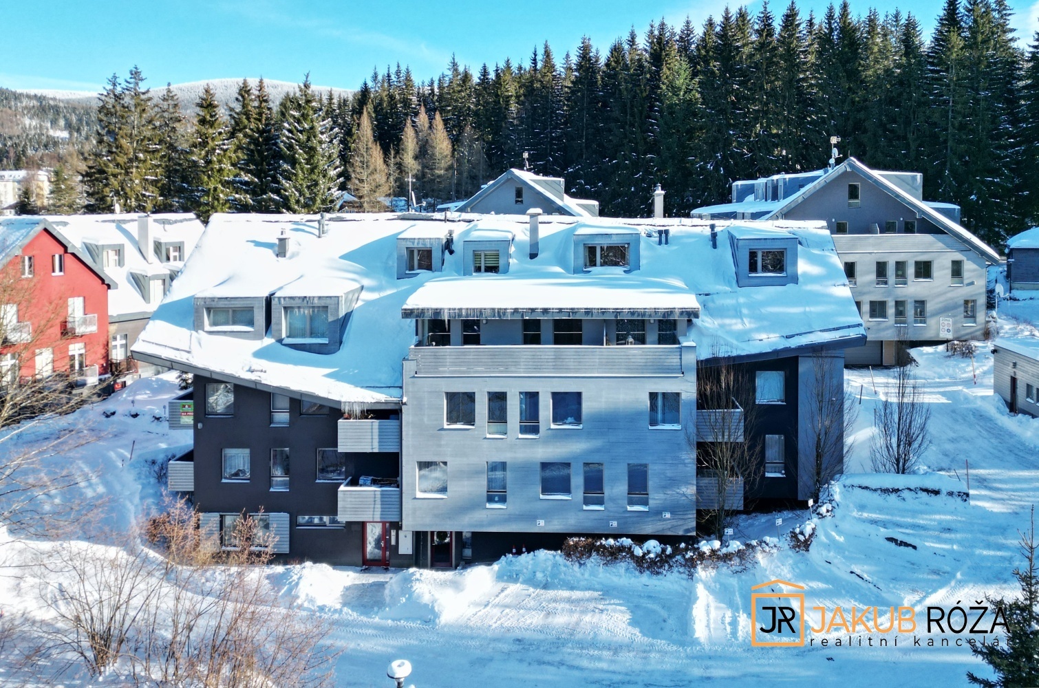 Pohled na areál a dům