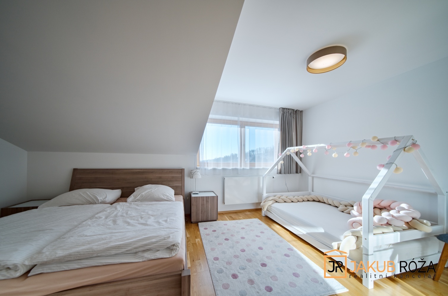 Pokoj s oknem na jih