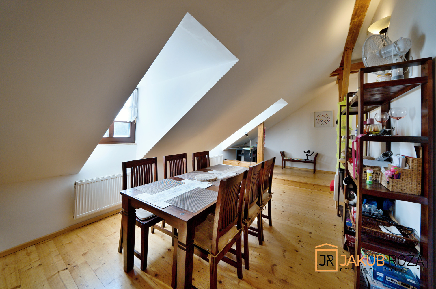 Jídelní kout v podkrovním apartmá