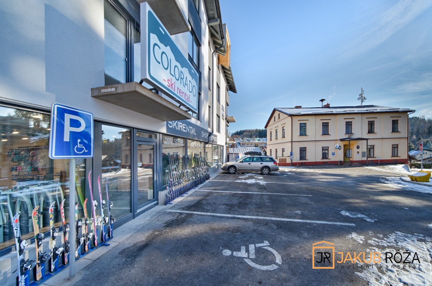 Parkoviště před domem