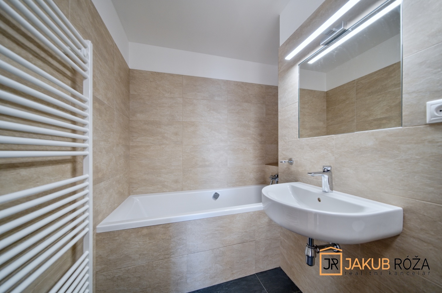 Koupelna s vanou a toaletou