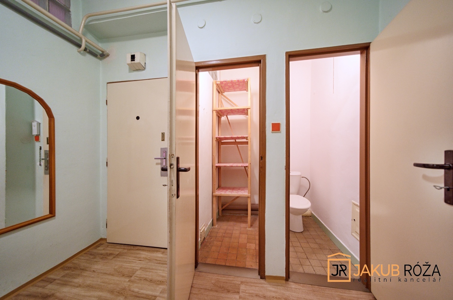 Toaleta a komora na chodbě