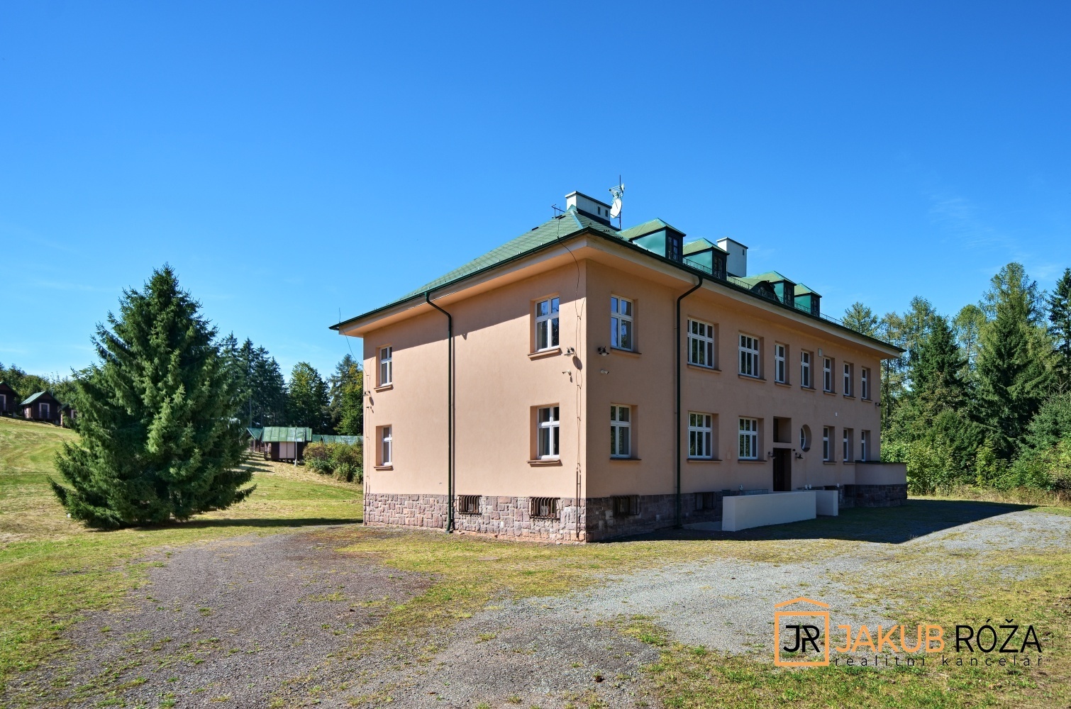Pohled na hlavní budovu
