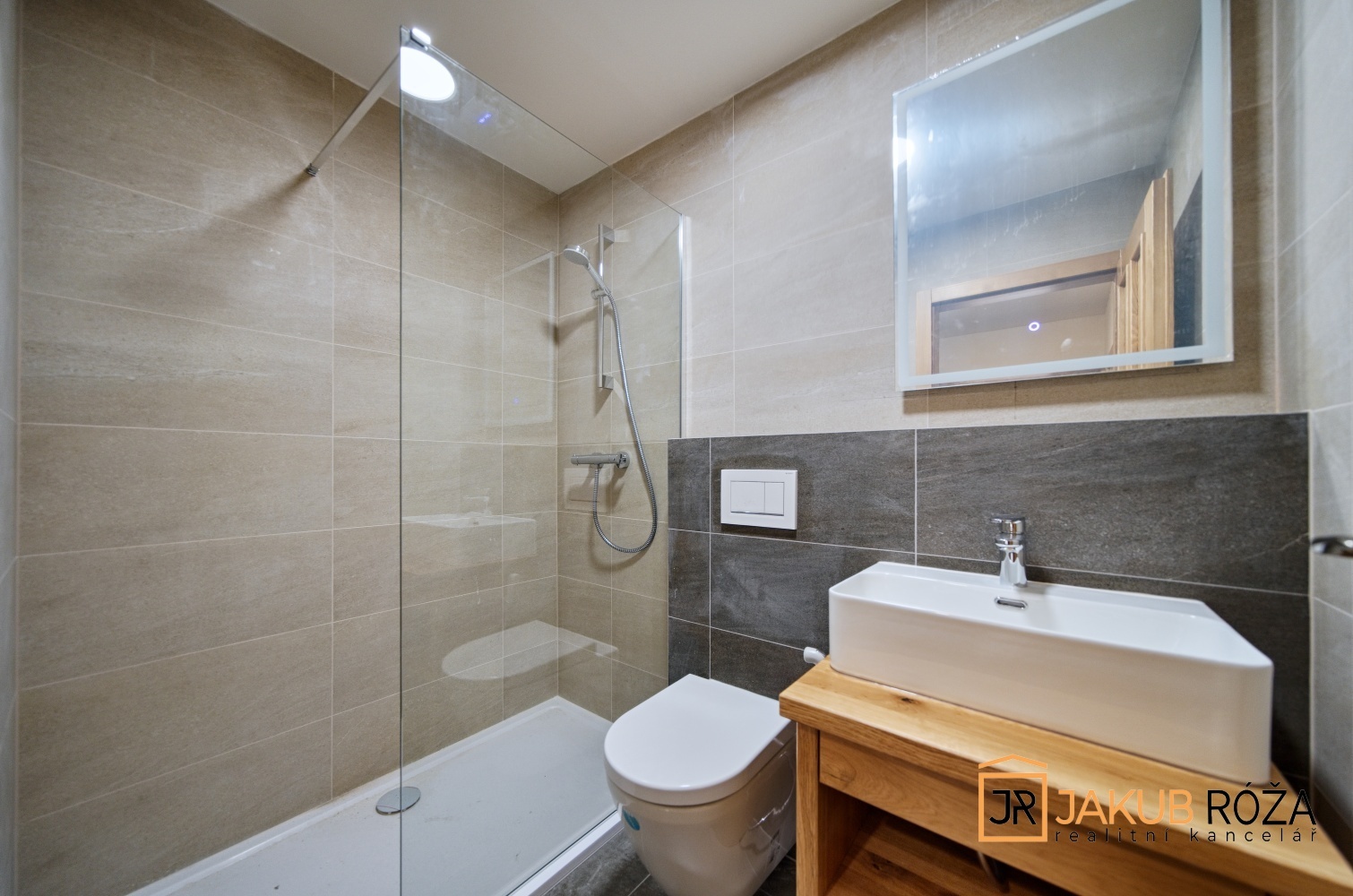 Koupelna se sprchou a toaletou