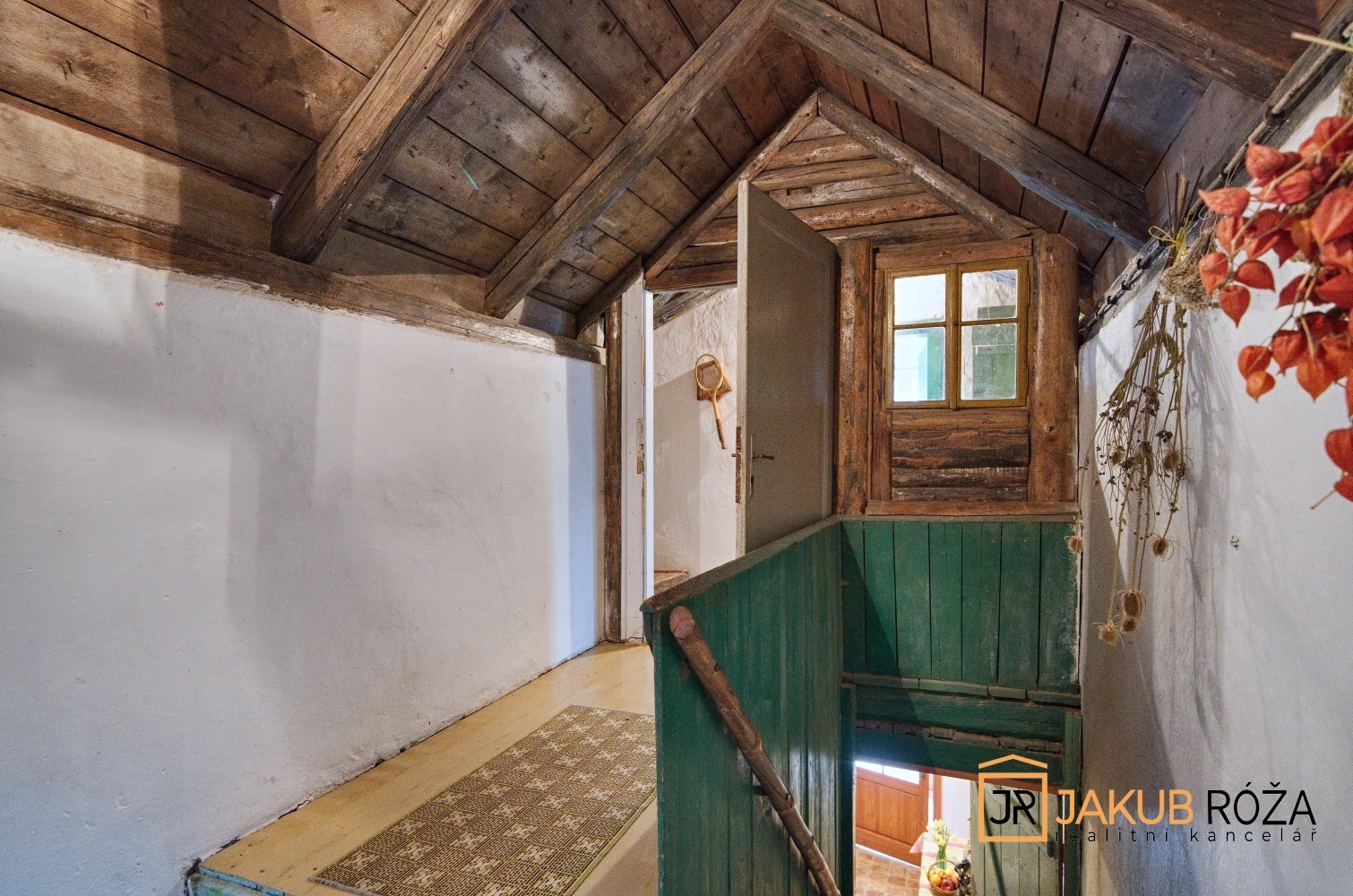 Schodiště a chodba do podkroví