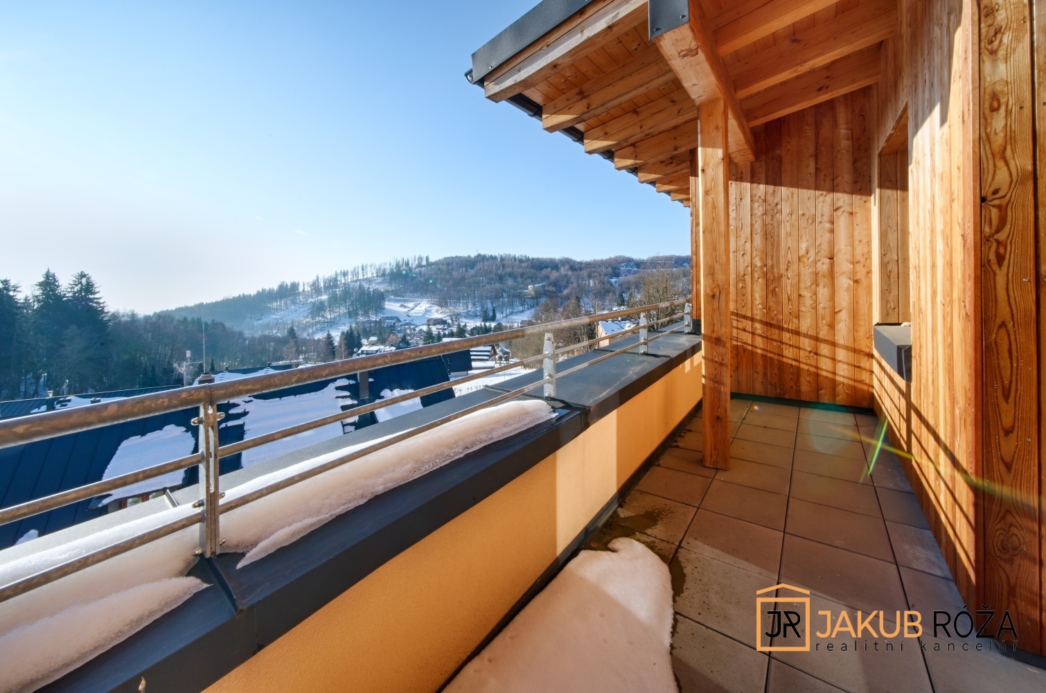 Částečně zastřešený balkon