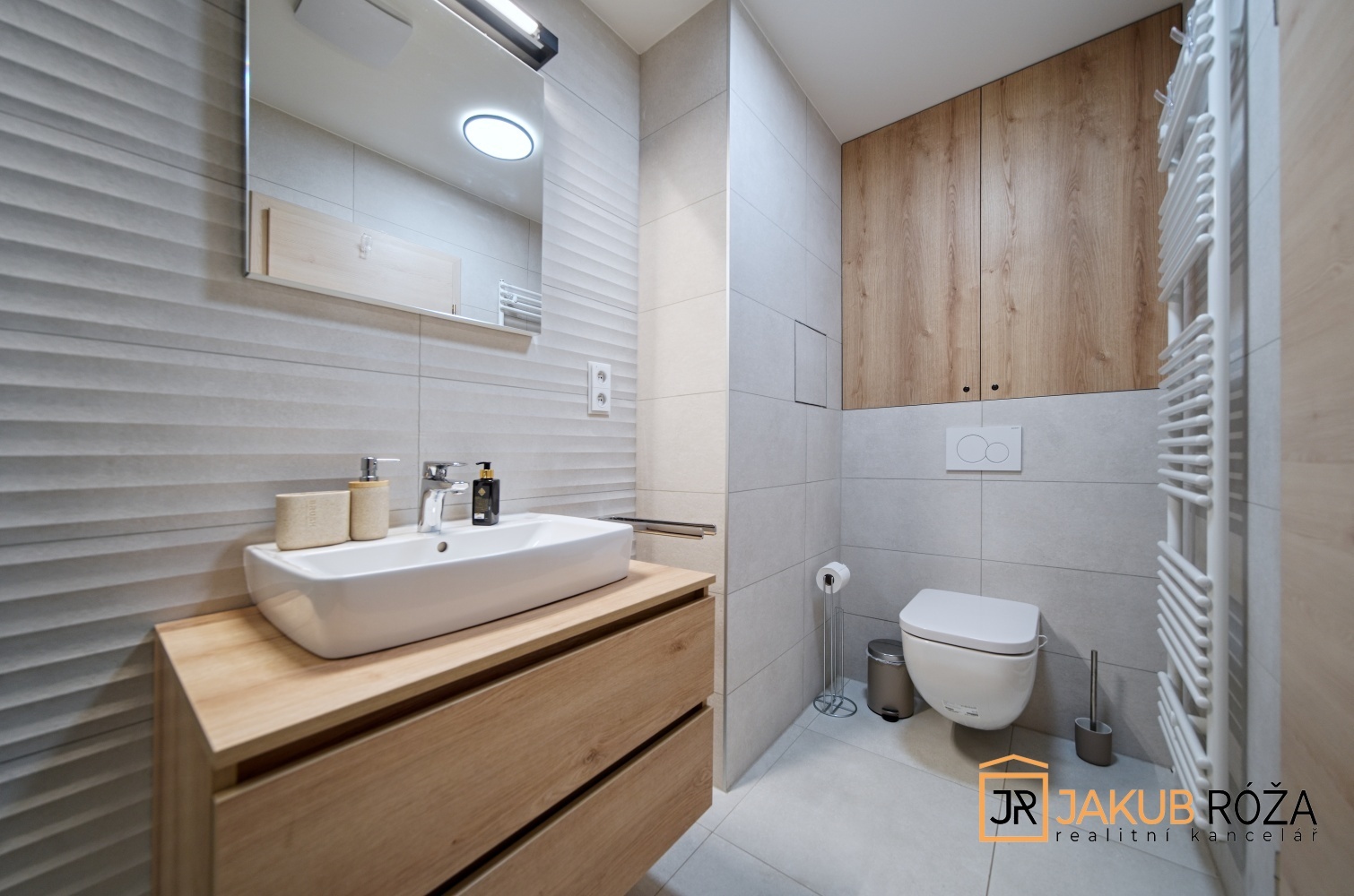 Koupelna se sprchou a toaletou