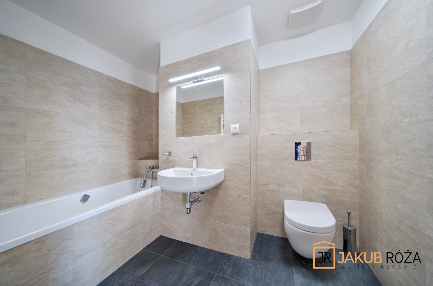 Koupelna s vanou a toaletou