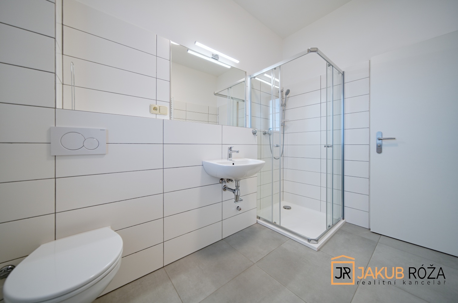 Koupelna se sprchou a toaletou