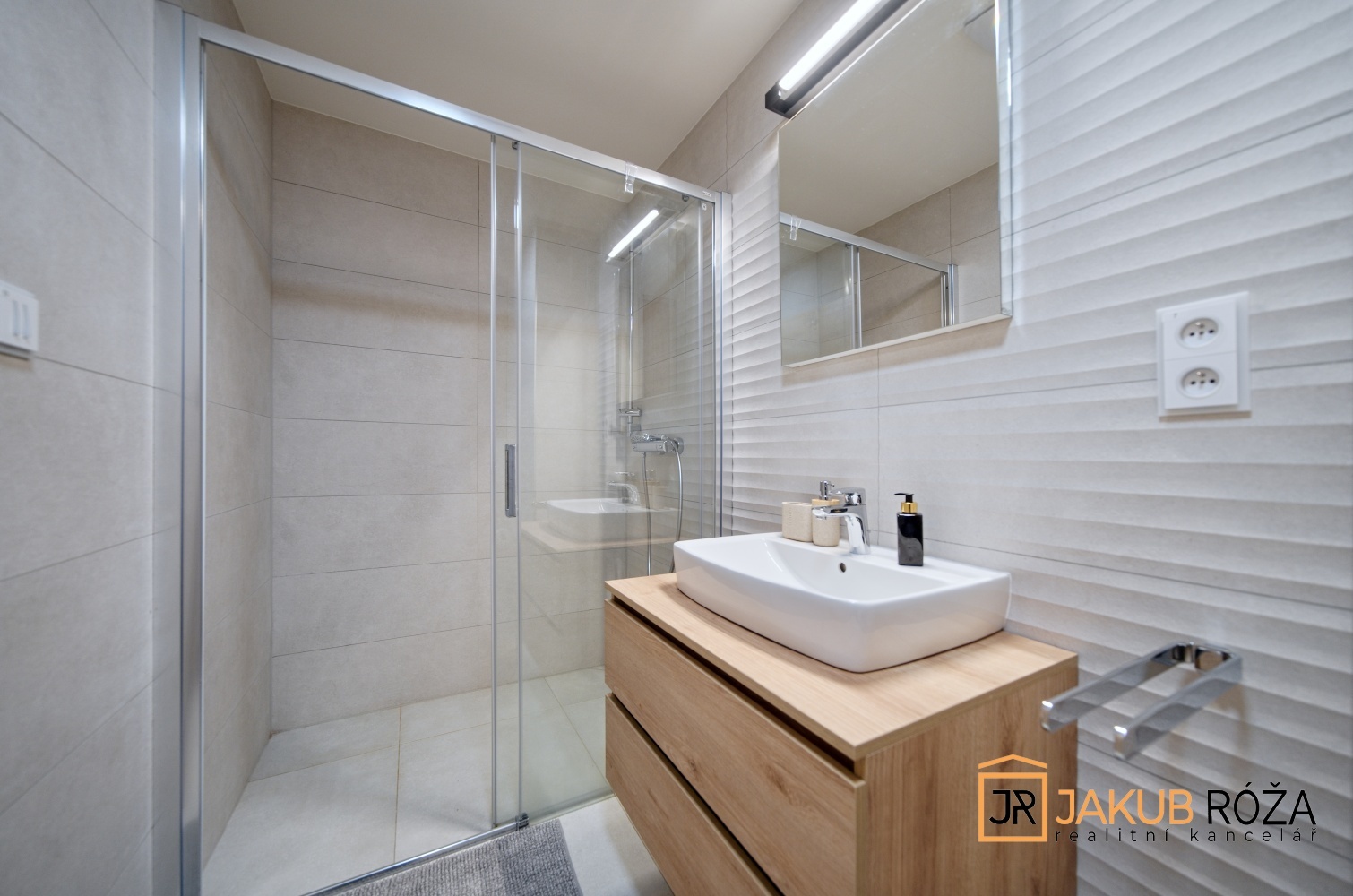 Koupelna se sprchou a toaletou