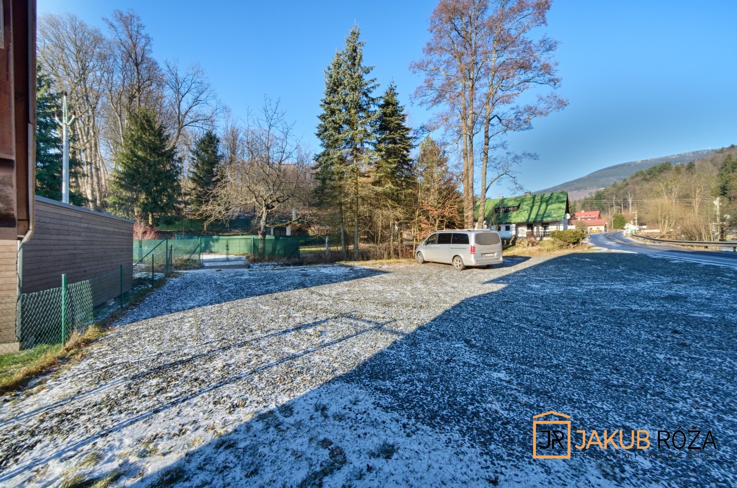 Parkoviště u domu