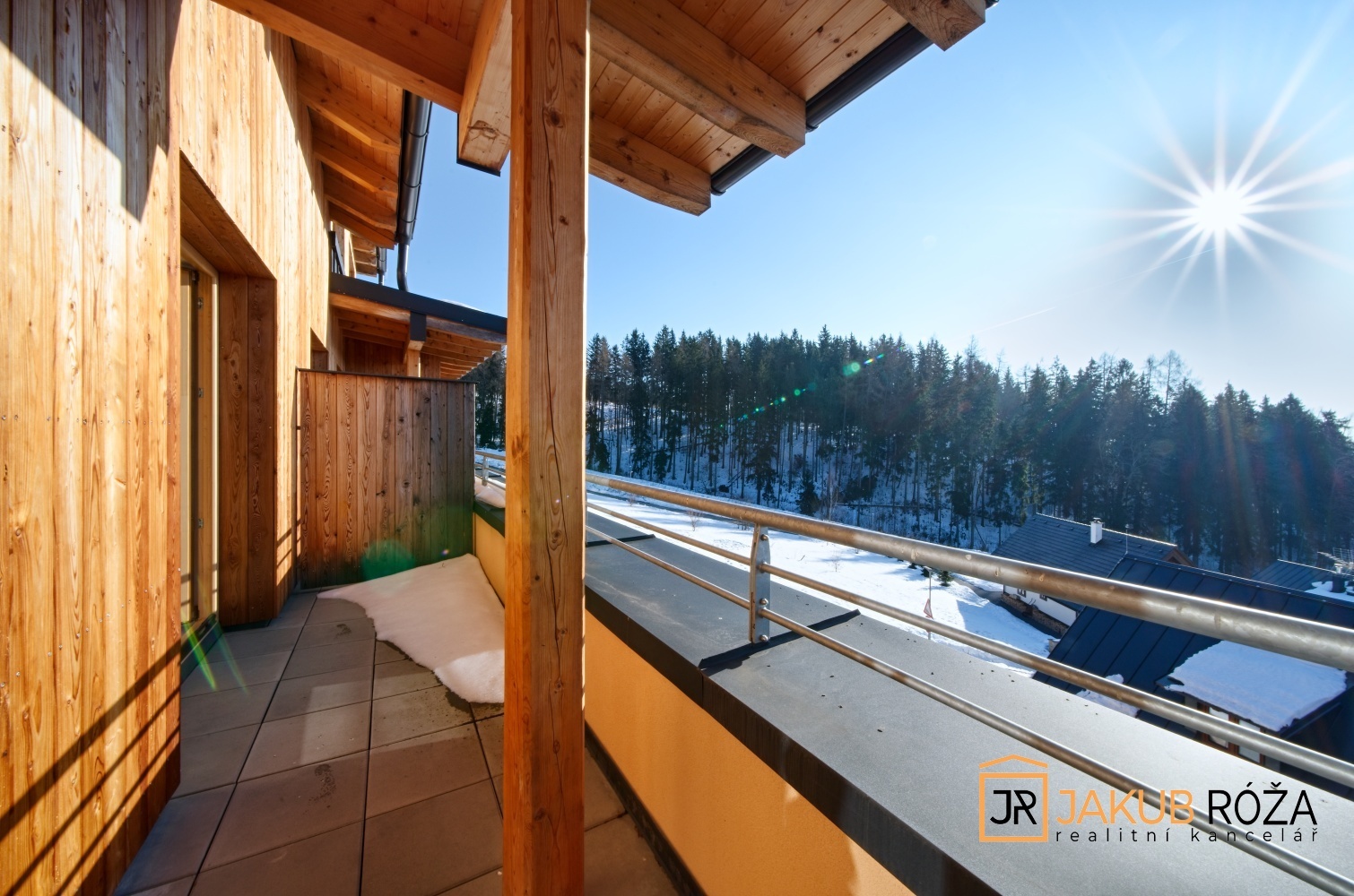 Částečně zastřešený balkon