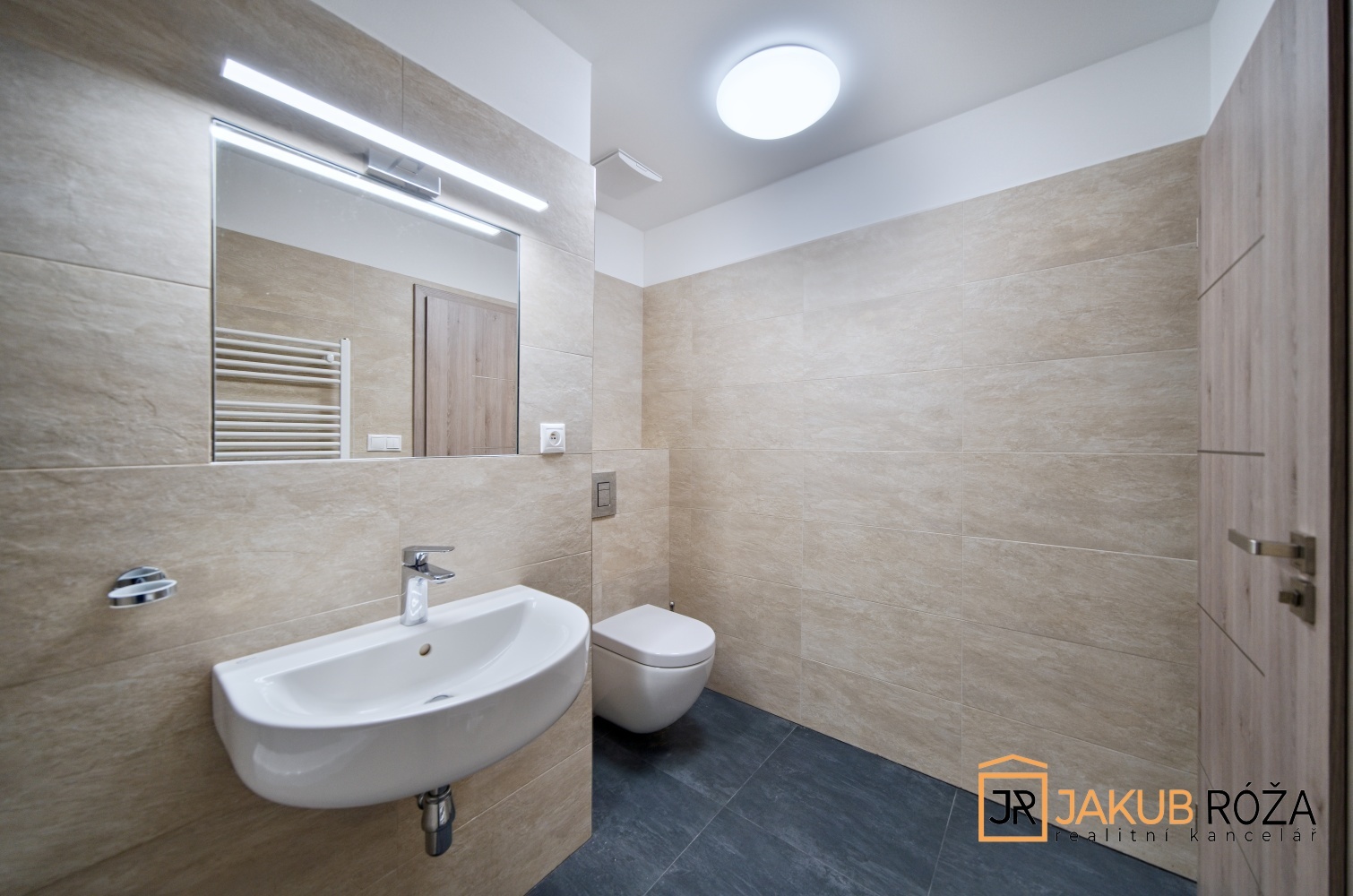 Koupelna s vanou a toaletou