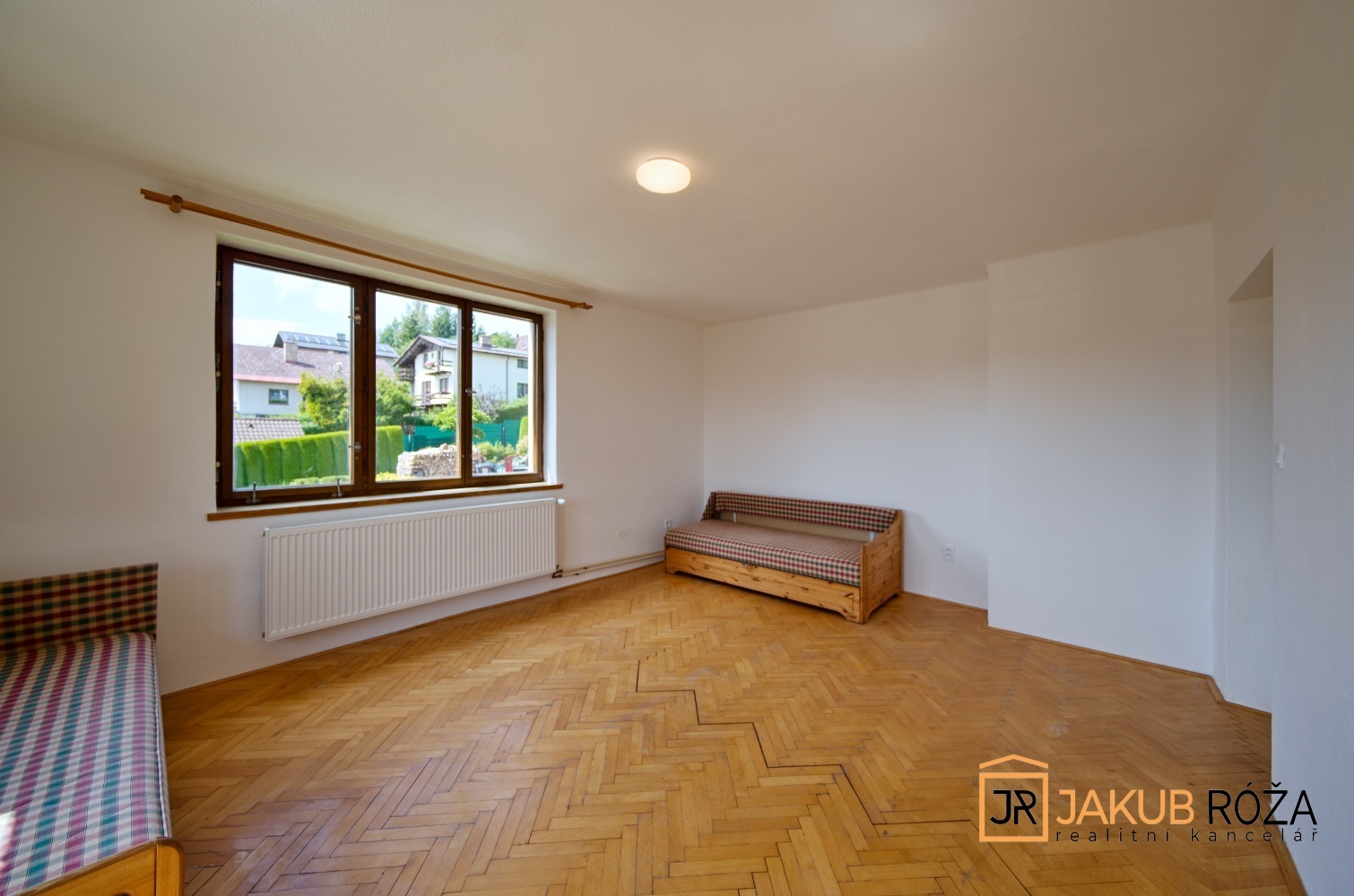 Obývací pokoj se vstupem na balkon