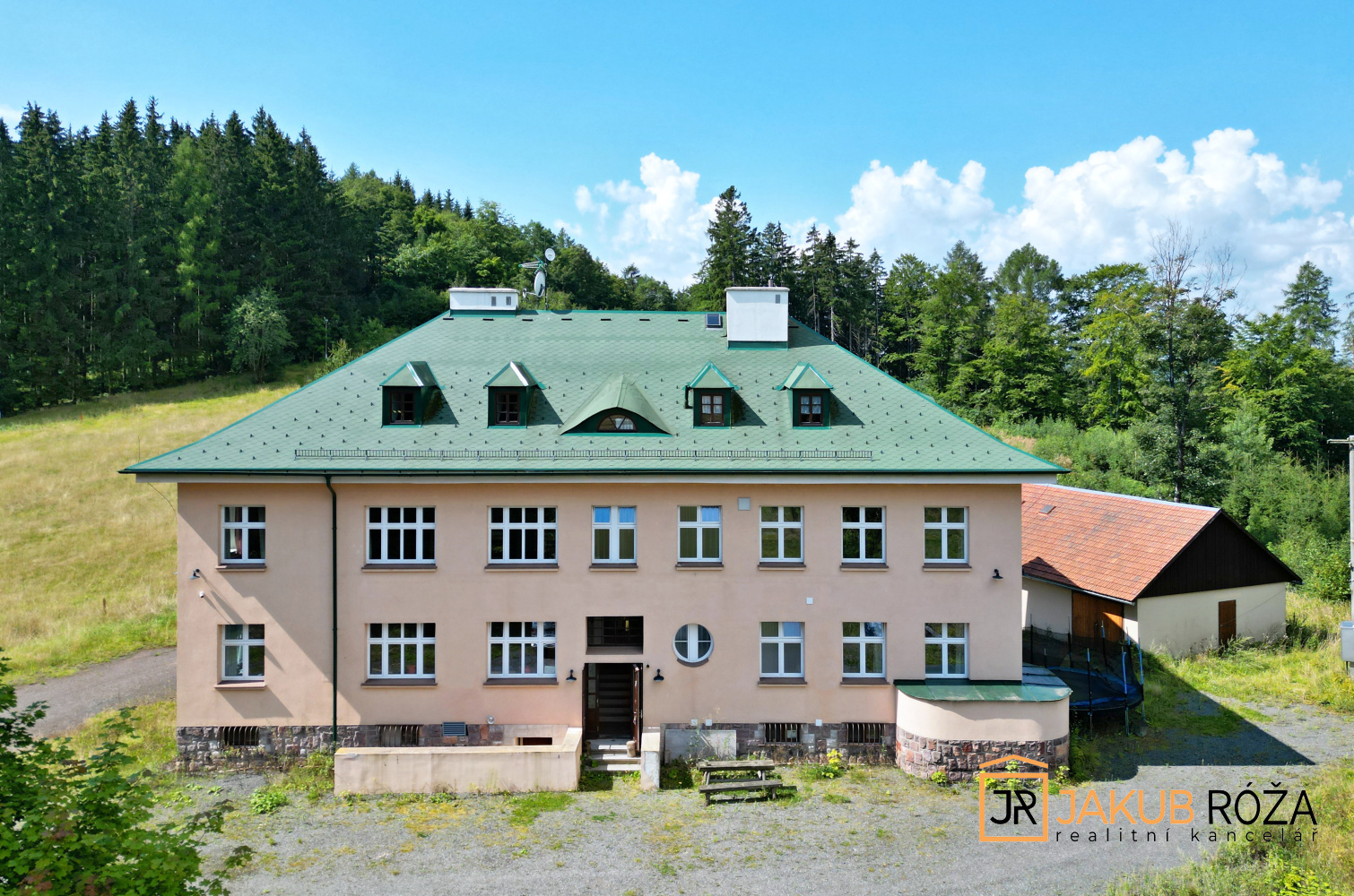 Pohled na hlavní budovu