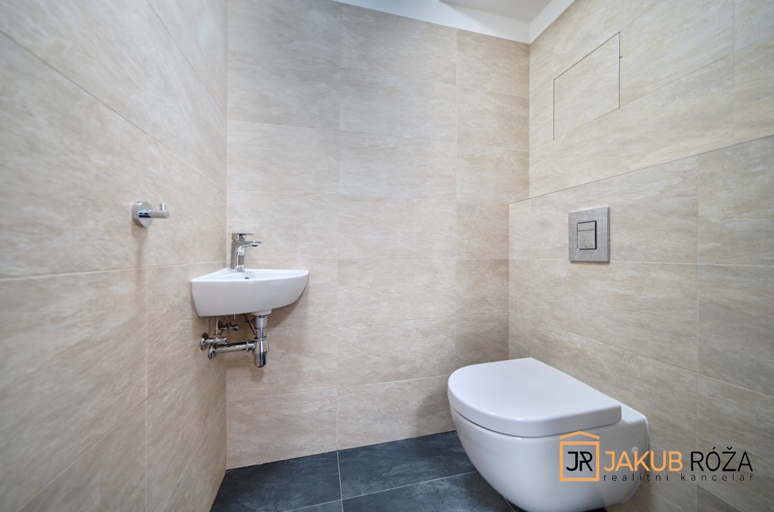 Toaleta přístupná ze vstupní chodby