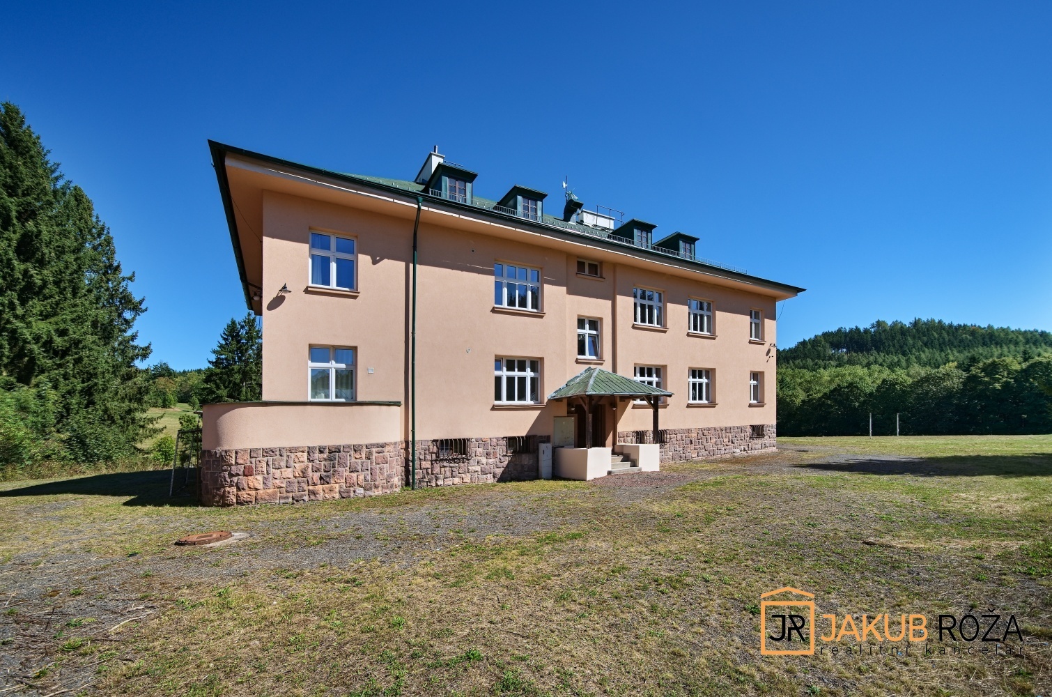 Pohled na hlavní budovu