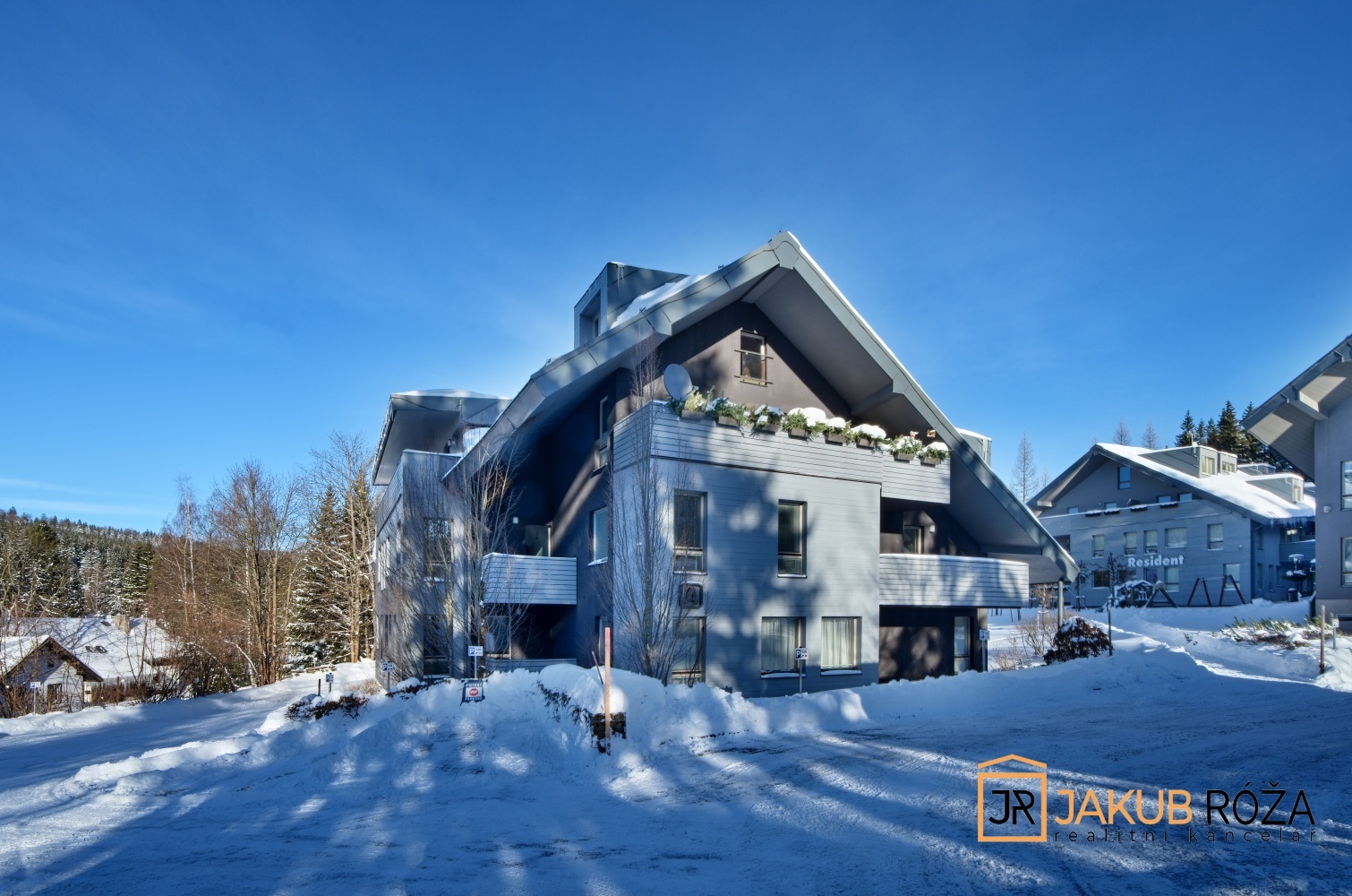 Pohled na areál a dům