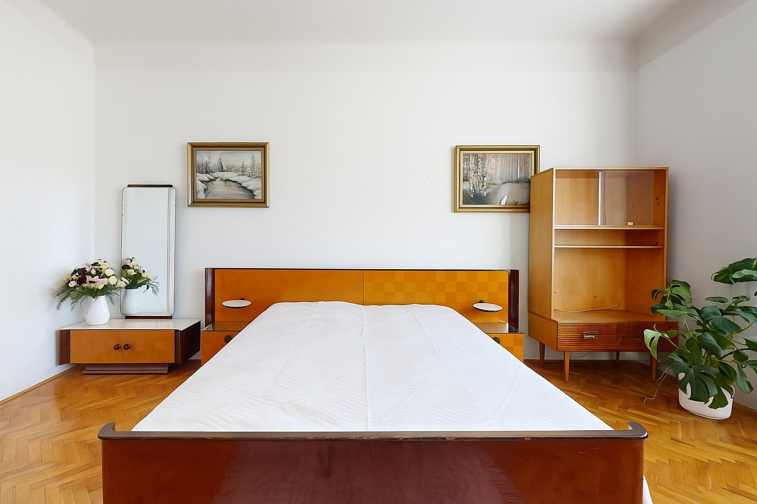 20250916_1649_White Wall Bedroom_remix_01k59kaq1yettt14qy903gsy74
