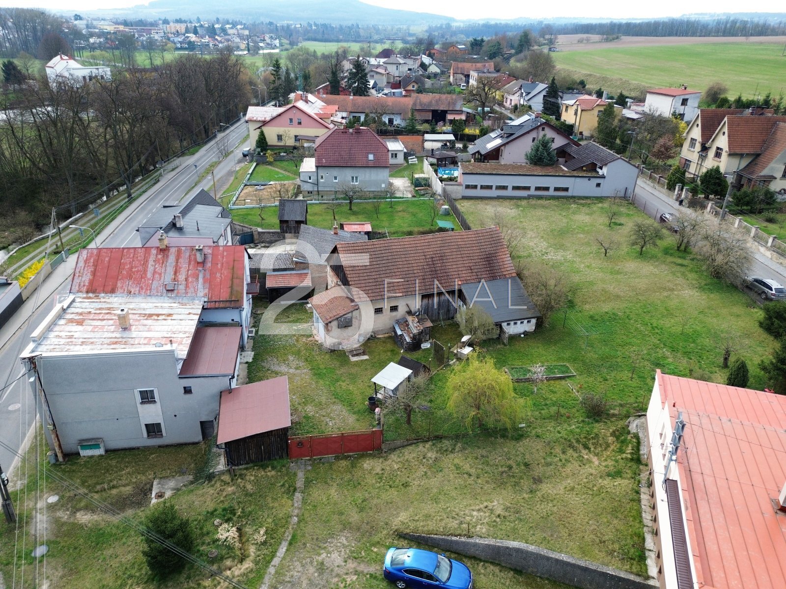 Dron dům z boku 1.jpg