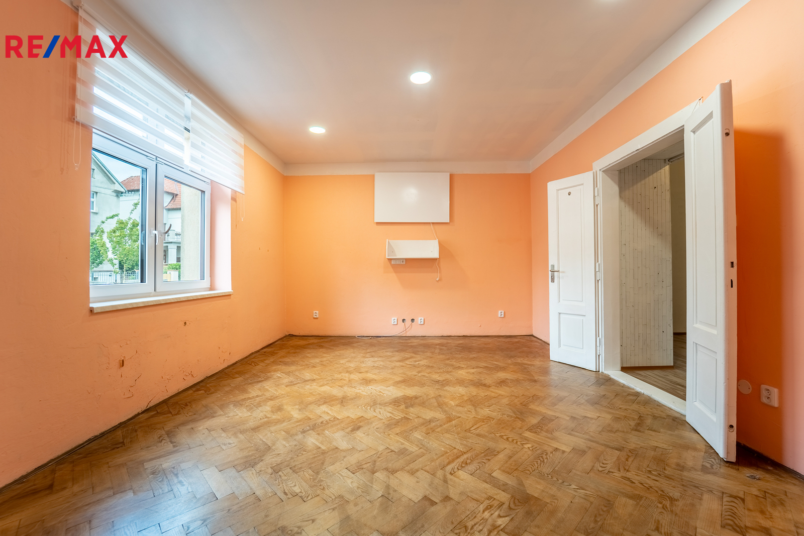 Průchozí pokoj v přízemí