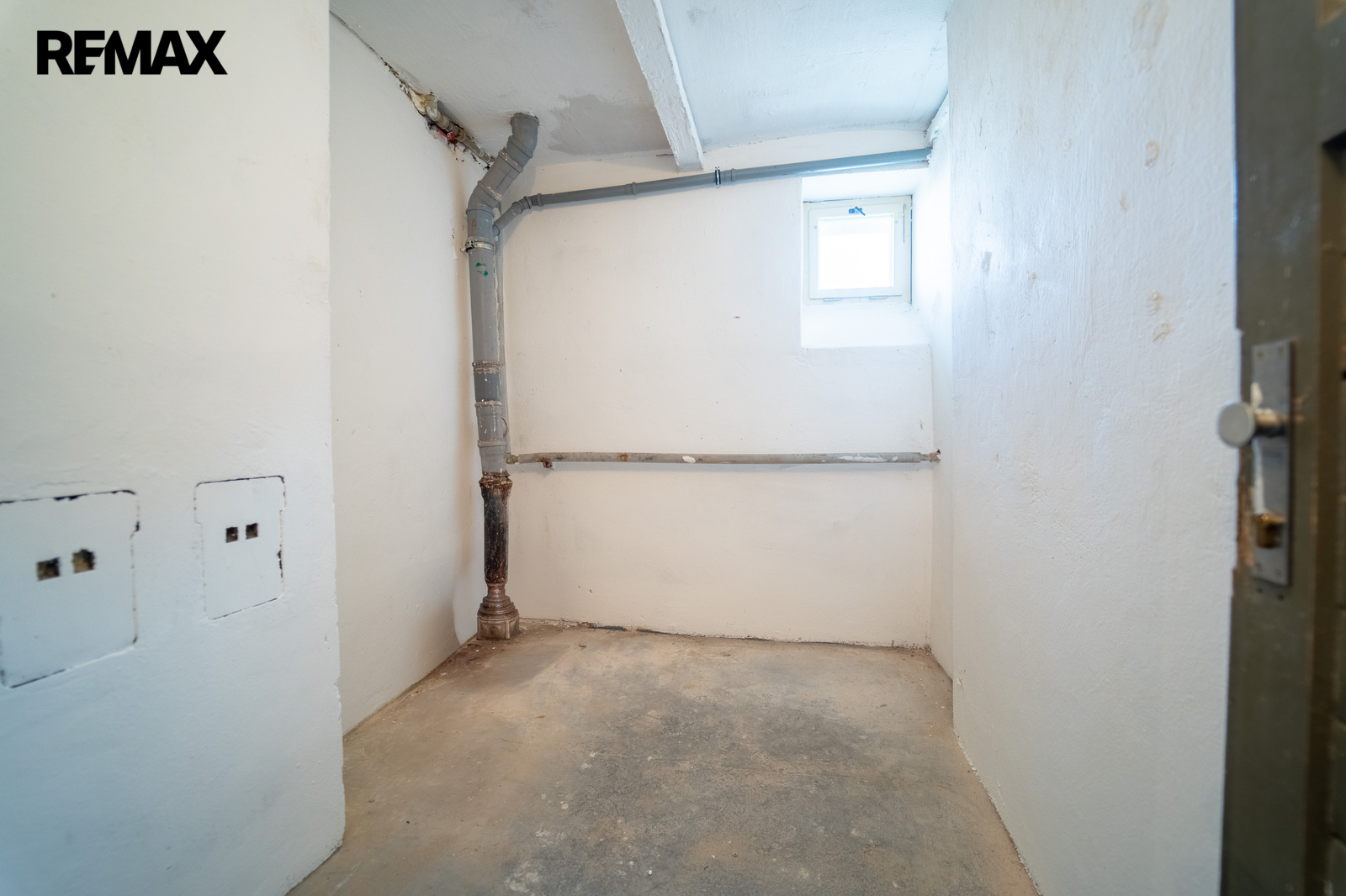 Sklep v suterénu domu č. 1