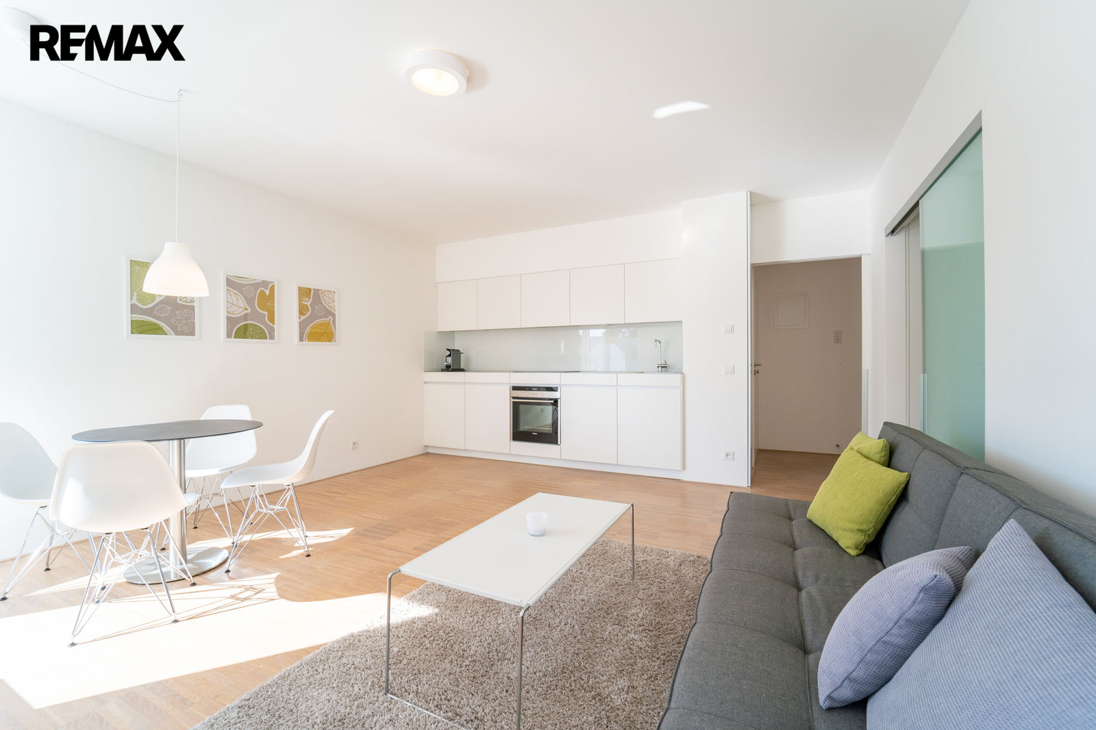 Obývací pokoj s kuchyňským koutem