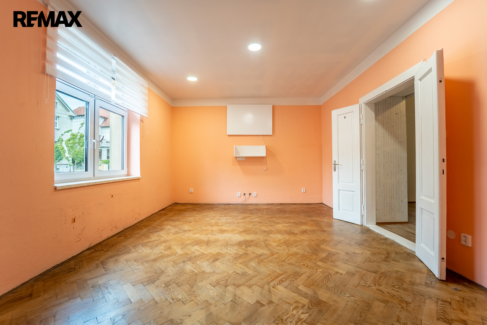 Průchozí pokoj v přízemí