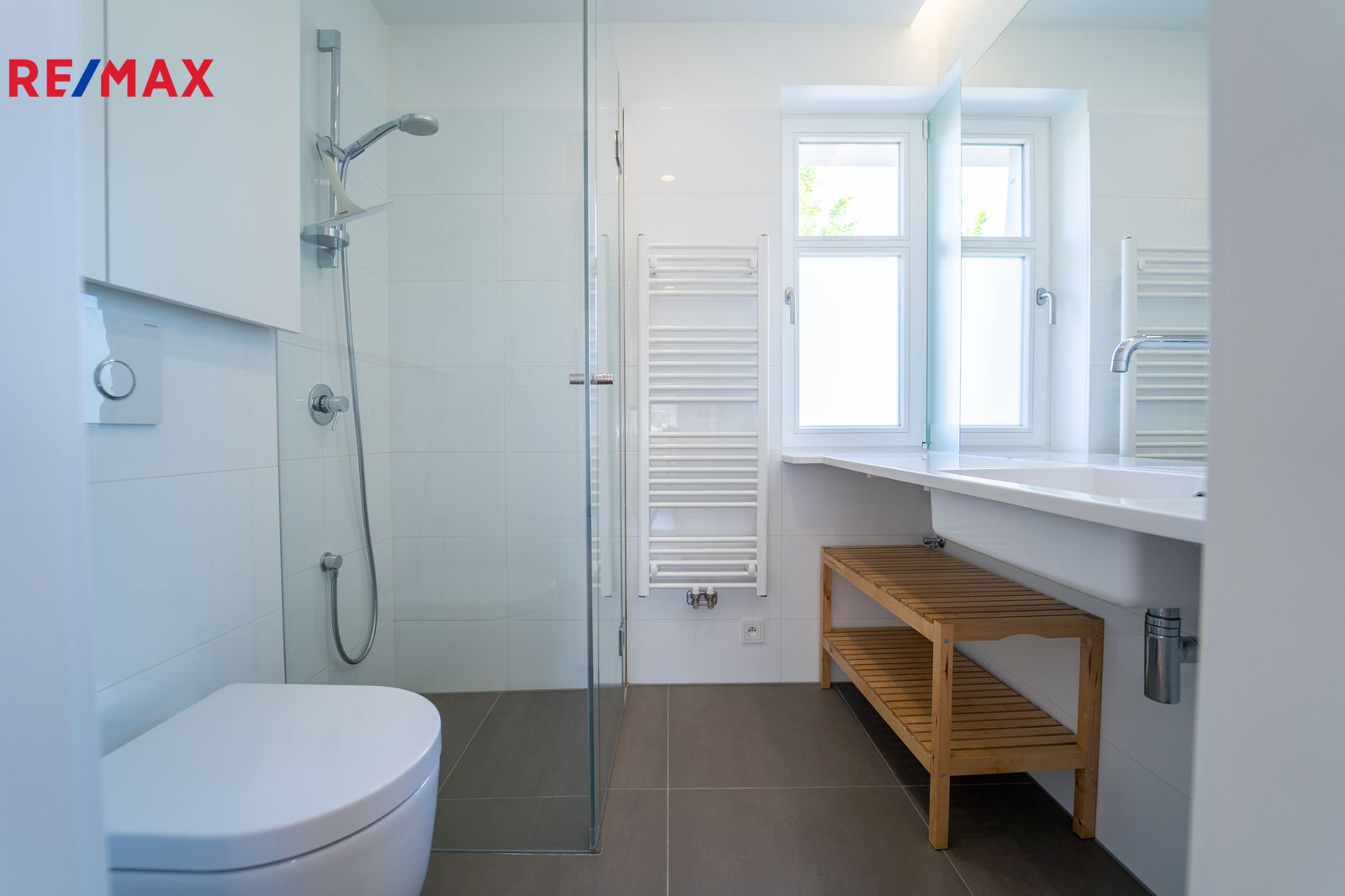 Koupelna se sprchovým koutem a WC