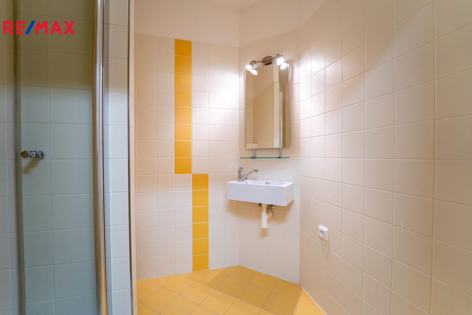 Koupelna se sprchovým koutem a WC v patře